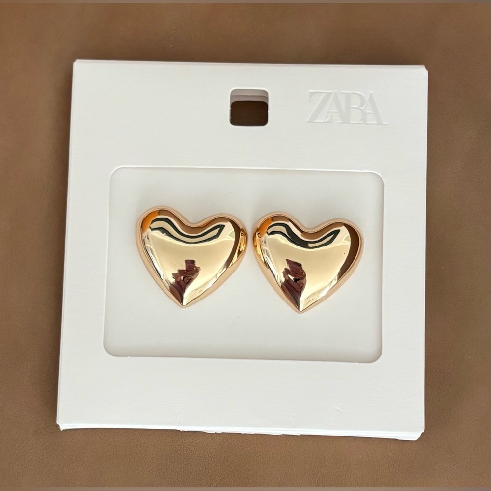 ZARA METAL HEART EARRINGS
Color: golden